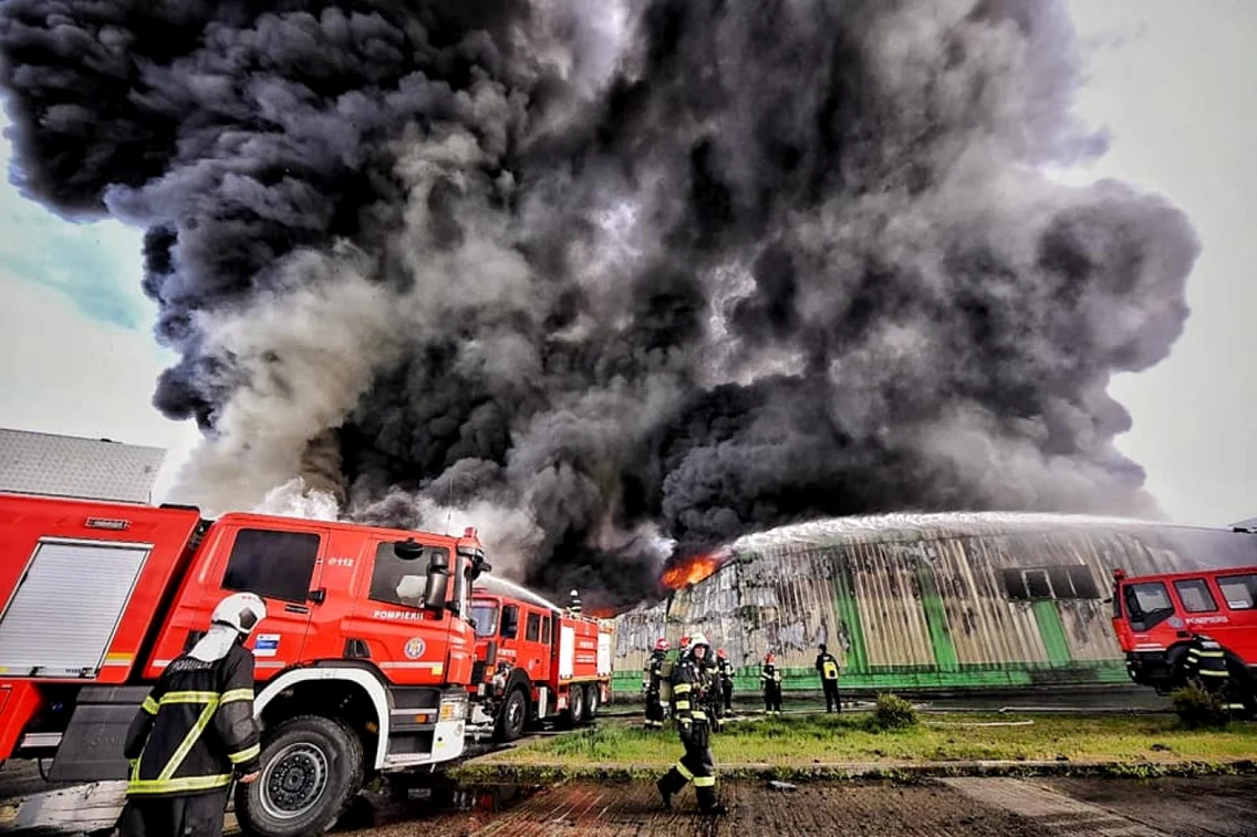 27 de maşini de pompieri au participat la stingerea incendiului de la marginea Timişoarei