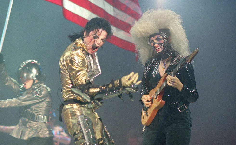 EXCLUSIV Jennifer Batten, chitarista lui Michael Jackson: „La București, Michael a vrut să filmeze tot pentru a surprinde bucuria românilor“ VIDEO