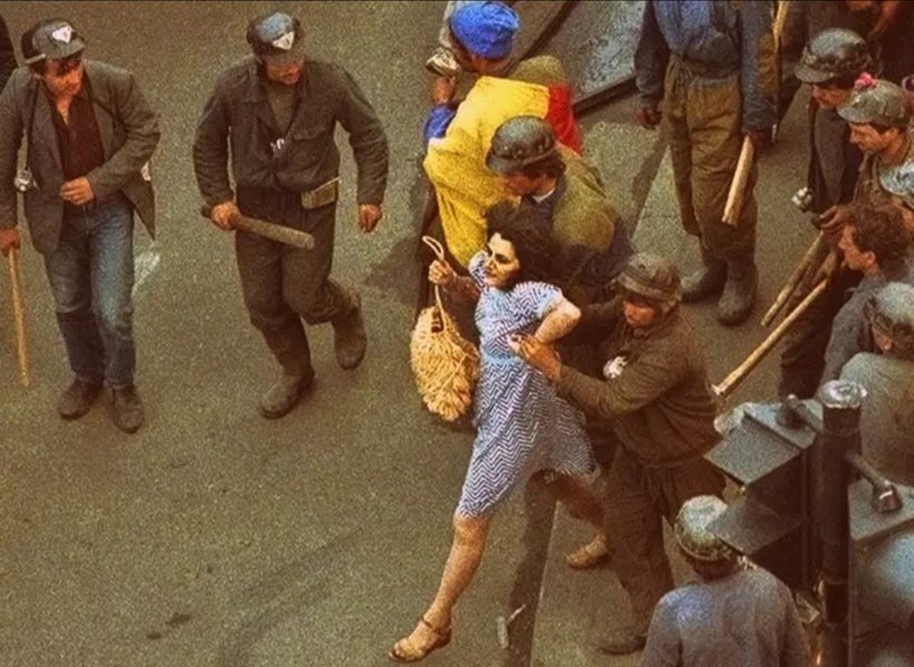 Mesajul transmis după moartea lui Ion Iliescu de „femeia în rochie albastră”, bătută de mineri în 1990