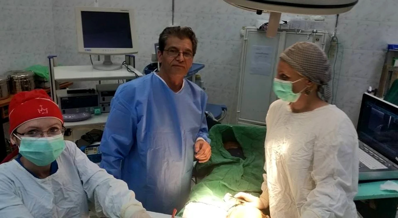Medicul Alexandru Cezar Andriţiu, în sala de opeaţie FOTO facebook / Cezar Alexandru