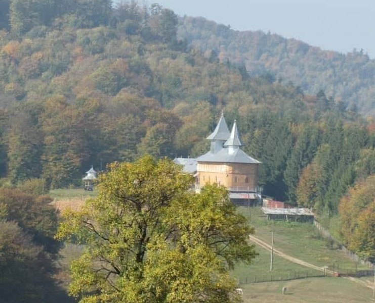 Granița dintre două comune trece exact prin altarul unui schit. Cum s-au gândit autoritățile să tranșeze disputa FOTO