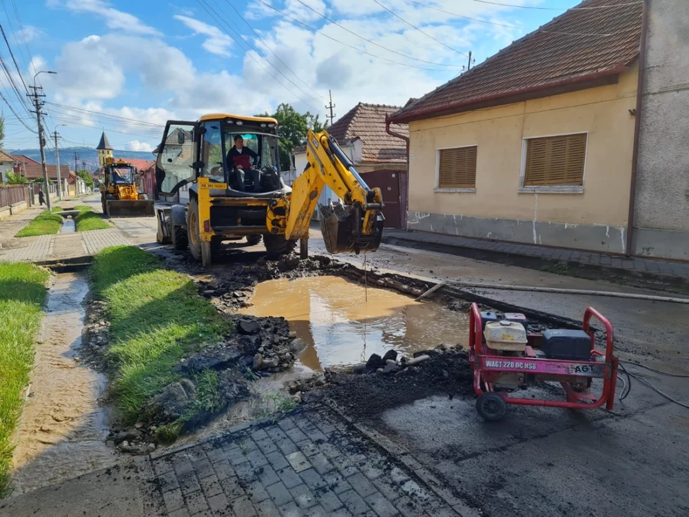 Se lucrează la remedierea defecţiunii. Foto: Primăria Sebeş