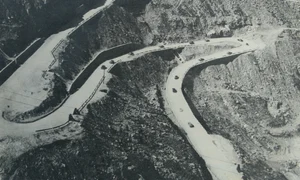 „Șoseaua dintre nori”, aici așa cum arăta la inaugurare, în 1974, ar fi trebuit să poarte numele lui Nicolae Ceaușescu, dar acesta s a opus jpeg