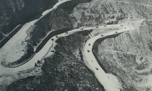 „Șoseaua dintre nori”, aici așa cum arăta la inaugurare, în 1974, ar fi trebuit să poarte numele lui Nicolae Ceaușescu, dar acesta s a opus jpeg