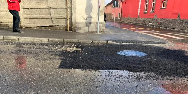 Asfaltare cu saci de gunoi in judetul Brasov - foto Facebook/Constantin Dumitrescu