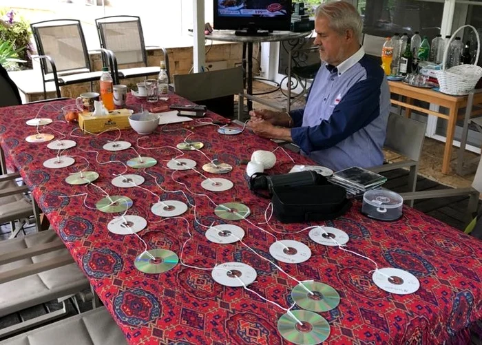 Adrian Năstase leagă CD-uri ca să le pună în cireși