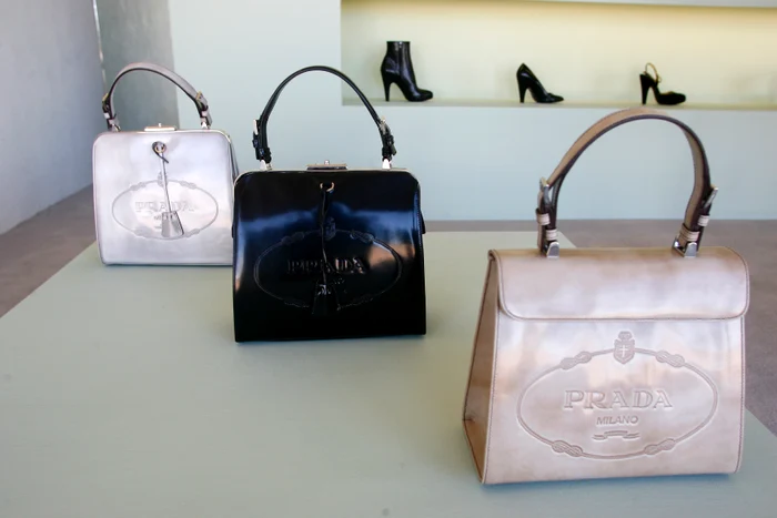 În vitrine sunt expuse genți reale de la Prada (Foto: Profimedia)