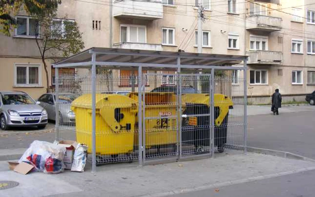 Gunoaiele sunt depozitate lângă ţarcuri