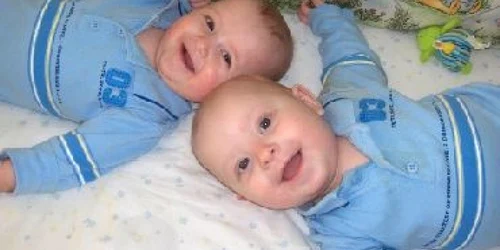 Bacău: Familiile cu gemeni vor primi indemnizații pentru ambii copii