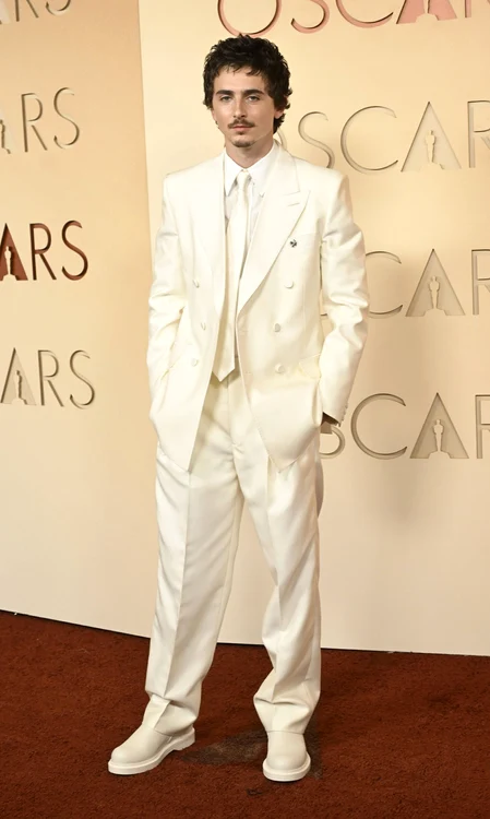 Ținuta lui Timothée Chalamet a fost considerată de unii critici prea extravagantă.