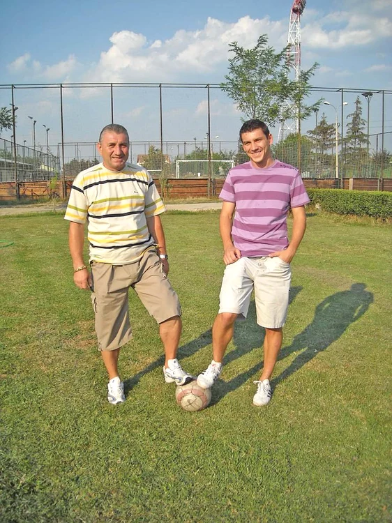 Ilie s-a pozat alături de fiul său, Andrei, de asemenea fotbalist