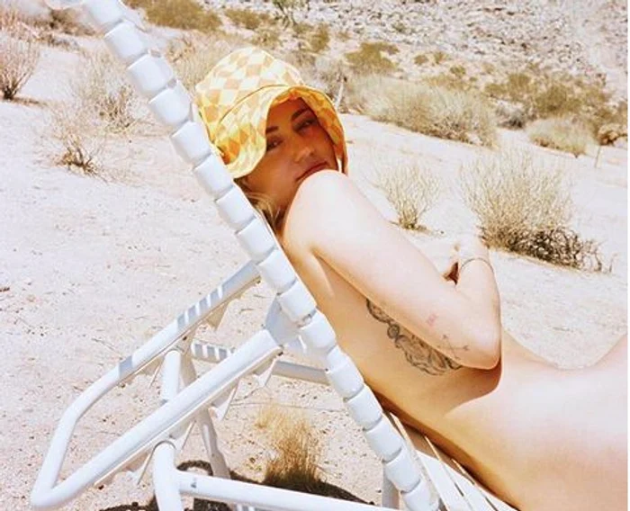 Miley Cyrus s-a forografiat dezbrăcată alături de câinele eiFoto Instagram