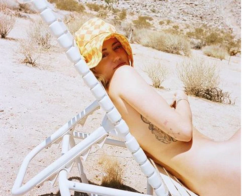 
    Miley Cyrus s-a forografiat dezbrăcată alături de câinele eiFoto Instagram  