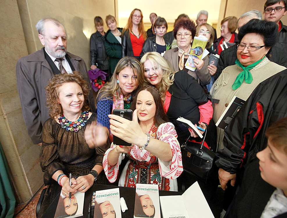 Maria Dragomiroiu  a făcut selfie cu  fanii care au venit  la lansarea cărţii