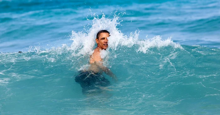 Barack Obama, înotând în ocean pe 1 ianuarie 2012. FOTO: Pete Souza/ Casa Albă via Flickr