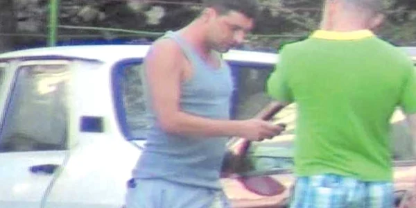 Poliţistul Petrică Negoiţă (stânga) împreună cu Dan Bute, în timp ce făceau proba telefoanelor 