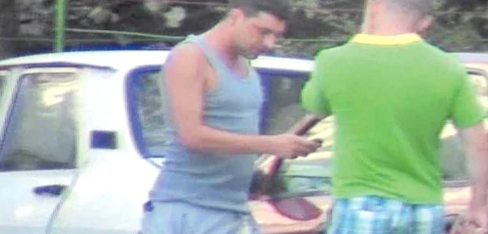 Poliţistul Petrică Negoiţă (stânga) împreună cu Dan Bute, în timp ce făceau proba telefoanelor