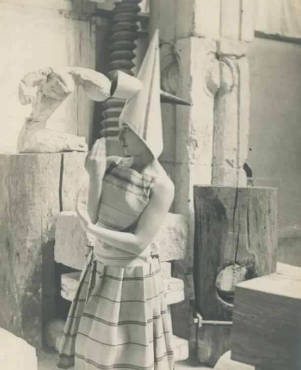 Fotografie realizată de Constantin Brâncuși, Lizica Codreanu în atelier interpretând Gymnopediile de Erik Satie, 1922, Nouveau Musée National de Monaco png