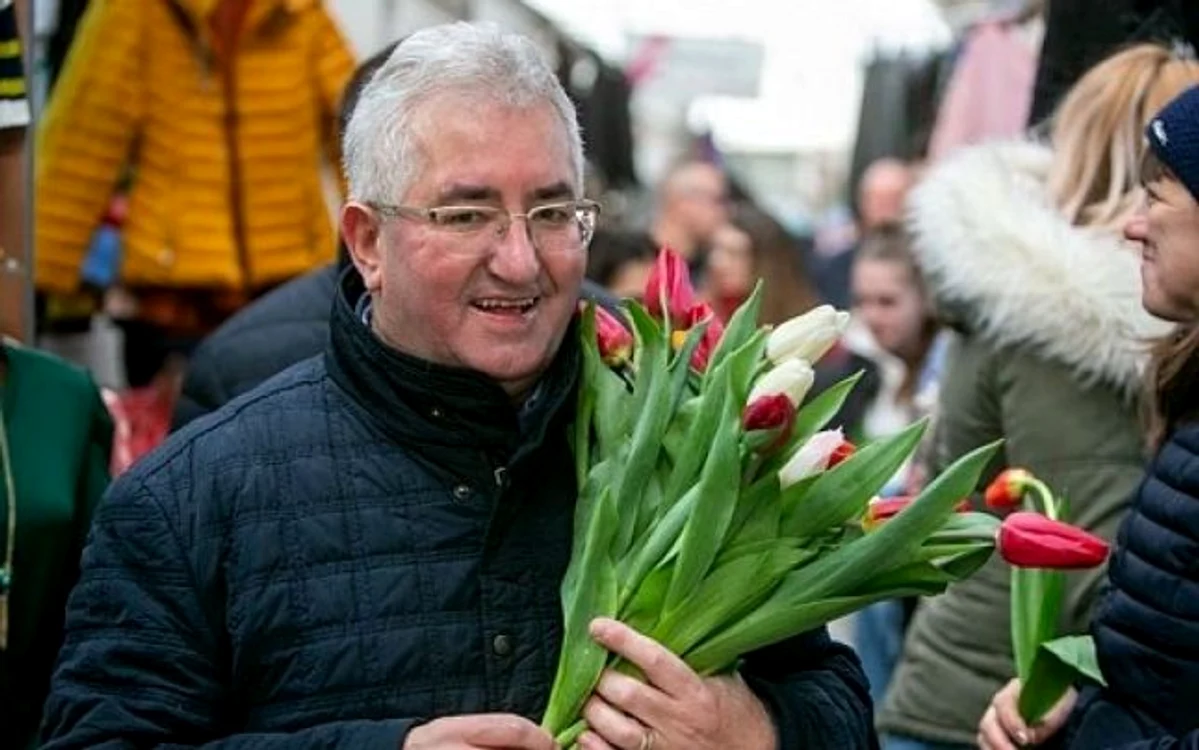 
    Ion Lungu, primaru oraşului Suceava se pregăteşte de Paşte. Primăria Suceava a dat 27.000 € pe beculeţe de PaşteFoto: adevarul.ro  