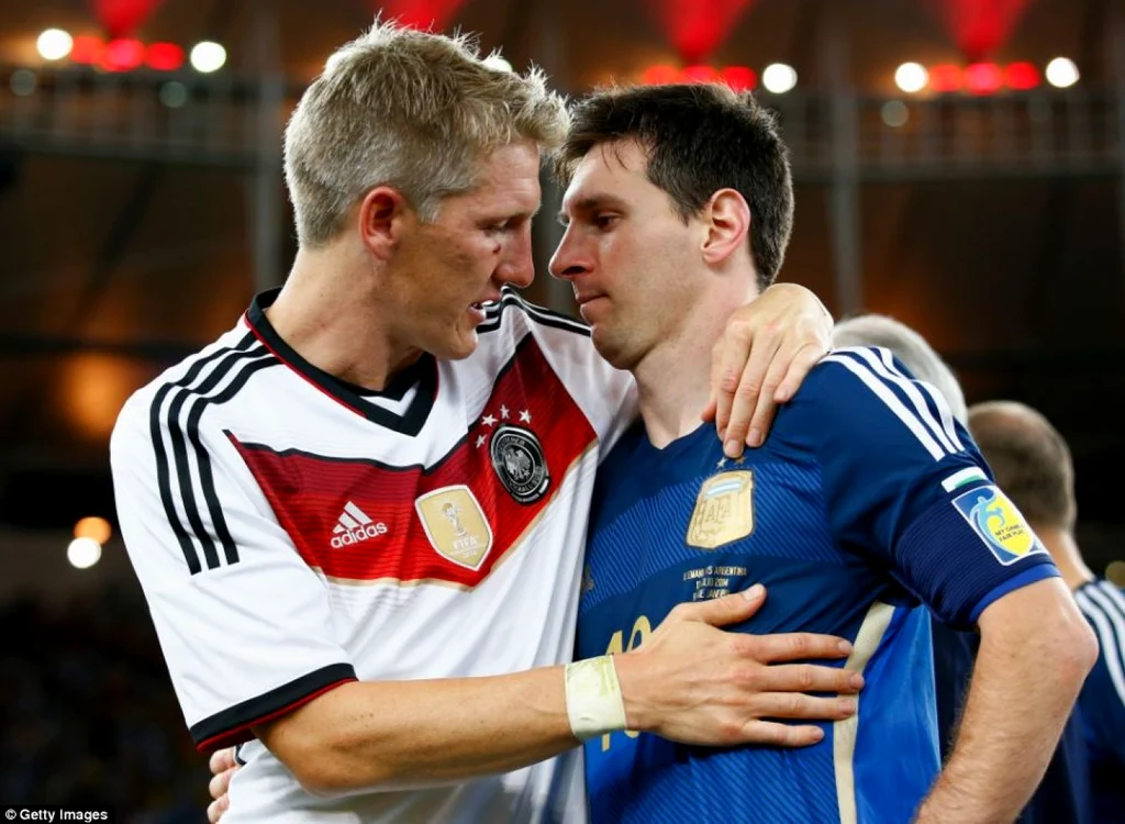Messi (dreapta) a fost consolat de Schweinsteiger după finală