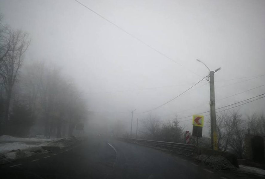 Ceața densă afectează jumătate din țară, cu vizibilitate sub 100 de metri. Cu ce temperaturi încheiem săptămâna