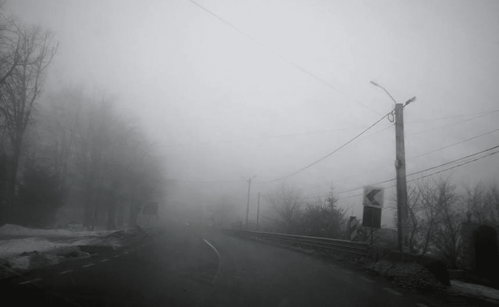 Vizibilitate redusă din cauza ceţii pe multe drumuri din ţară, dar şi pe autostrăzi