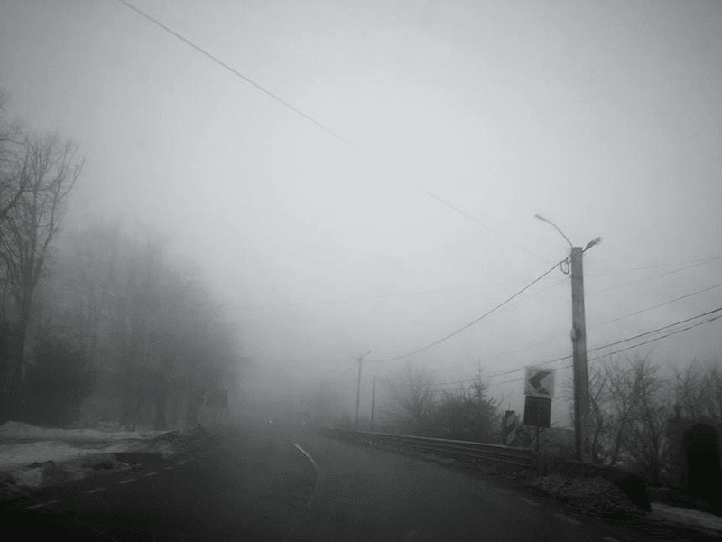 Ceață și vânt puternic în mai multe regiuni din țară. Vremea, în încălzire