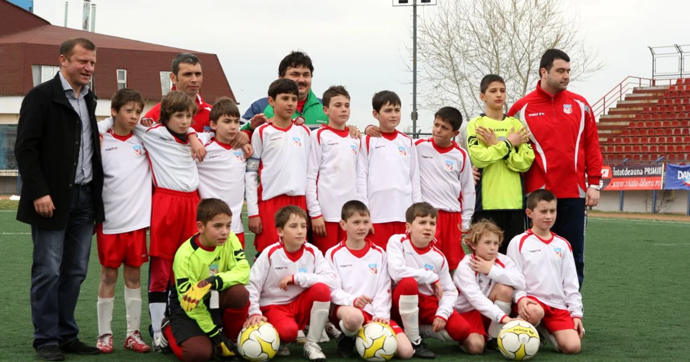 Învingătorii, alături de fostul internaţional Dorinel Munteanu