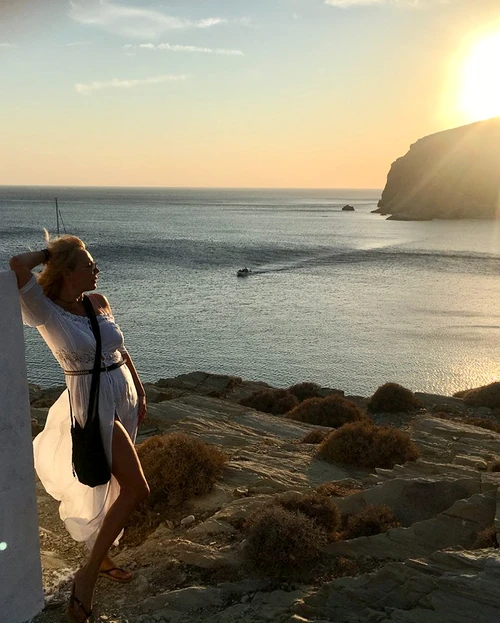 Dana Savuica sexy in Santorini Grecia (27) jpeg