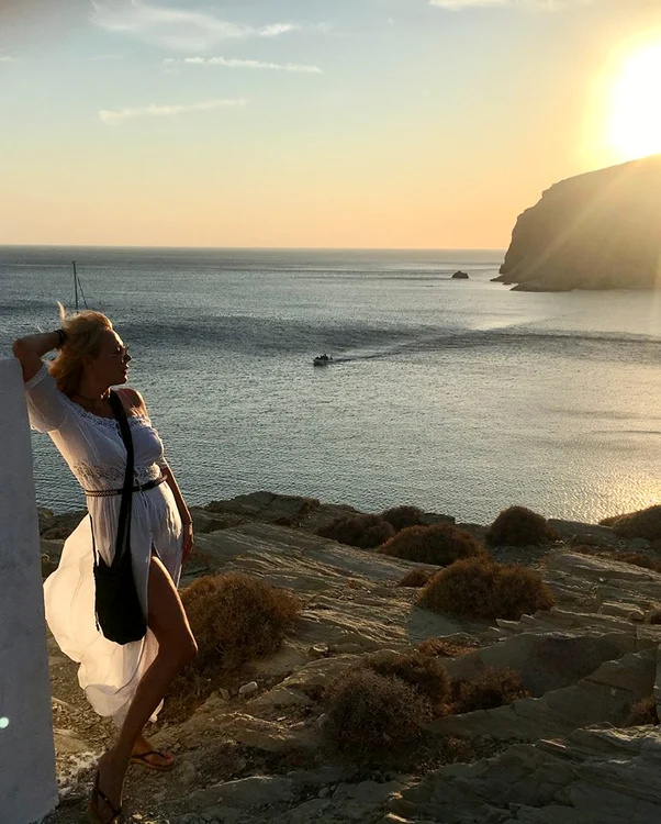 Dana Savuica sexy in Santorini Grecia (27) jpeg