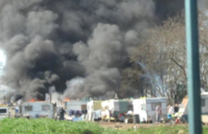 Incendiu la o tabără de rromi din Franța