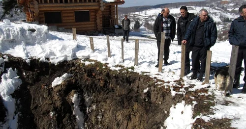 Un crater cu un diametru de 5 metrii a apărut în curtea unei case din Anina