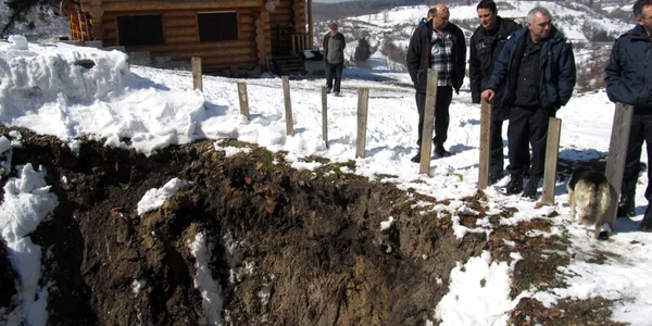 Un crater cu un diametru de 5 metrii a apărut în curtea unei case din Anina