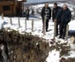 Un crater cu un diametru de 5 metrii a apărut în curtea unei case din Anina