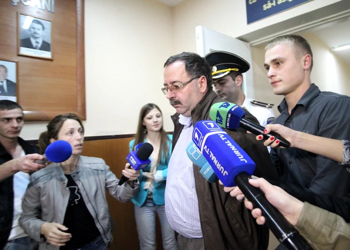 După aproape trei ore de audieri, Nicolae Rusu a fost scos în cătuşe din biroul procurorului. FOTO Tudor Iovu