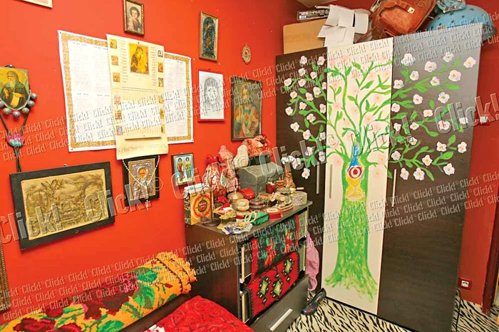 După ce a visat un copac, cântăreaţa l-a pictat pe şifonierul ei