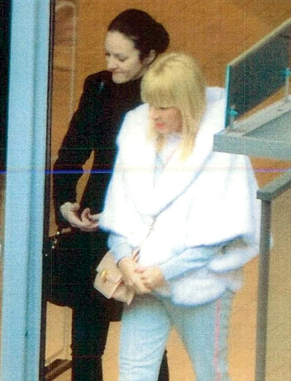 Elena Udrea  şi Alina Bica,  fotografiate la Paris