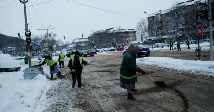 Angajaţii primăriei împrăştie nisip pe străzi