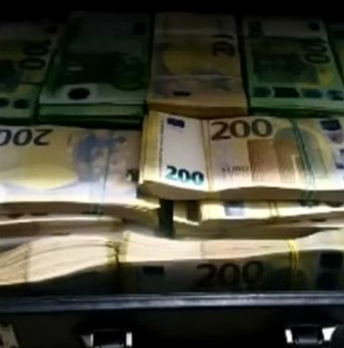 Aşa arată o parte din „tezaurul” descoperit de anchetatori la percheziţii