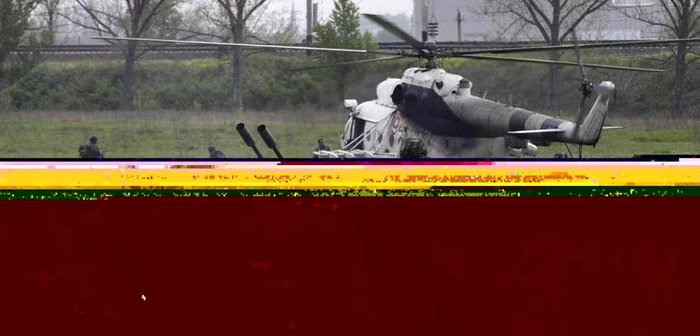 Un elicopter militar aterizează la Slaviansk