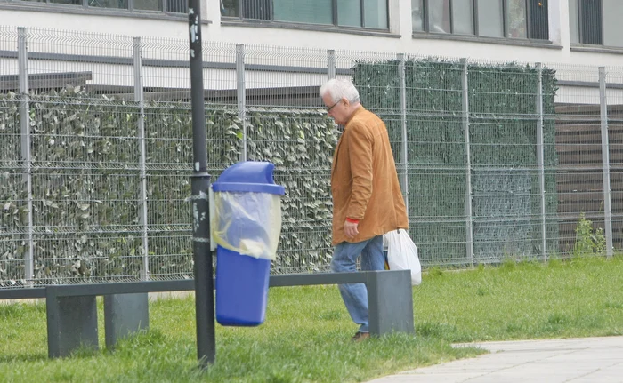 
    Fotoreporterii Click! l-au surprins recent p  Irinel care se întorcea de la cumpărăturiFotografii: Mihai Ionescu   