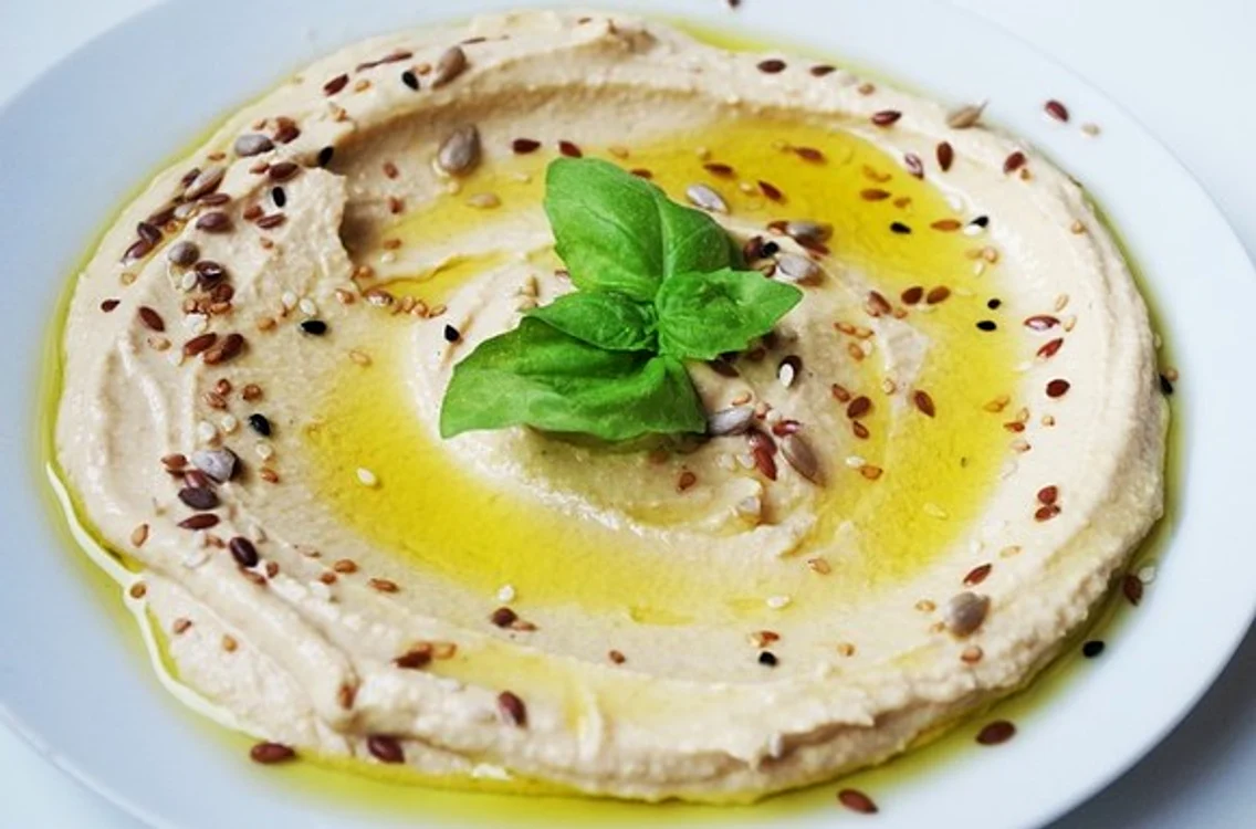 Hummusul, un preparat din Orientul Mijlociu, a devenit foarte apreciat și la noi în țarăFoto: pixabay.com