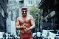 Pentru că face reclamă la niște pijamale super confortabile cu tentă de Crăciun, Bendeac nu s-a mai putut abține așa că a pozat și în chiloți