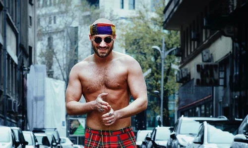 Pentru că face reclamă la niște pijamale super confortabile cu tentă de Crăciun, Bendeac nu s-a mai putut abține așa că a pozat și în chiloți