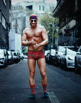 Pentru că face reclamă la niște pijamale super confortabile cu tentă de Crăciun, Bendeac nu s-a mai putut abține, așa că a pozat și în chiloți