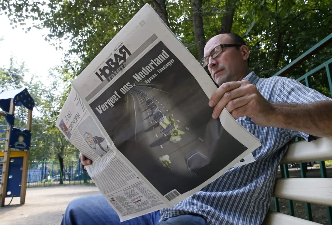 Un barbat citind Noavaia Gazeta FOTO EPA-EFE