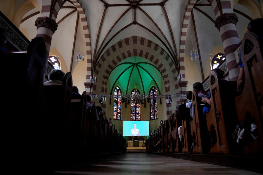 Poate un chatbot să țină o prelegere bună? Sute de persoane participă la slujba religioasă generată de ChatGPT pentru a afla