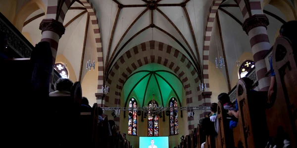 Sute de protestanți germani au participat la o slujbă religioasă din Bavaria ținută de Inteligența Artificială FOTO Profimedia jpg