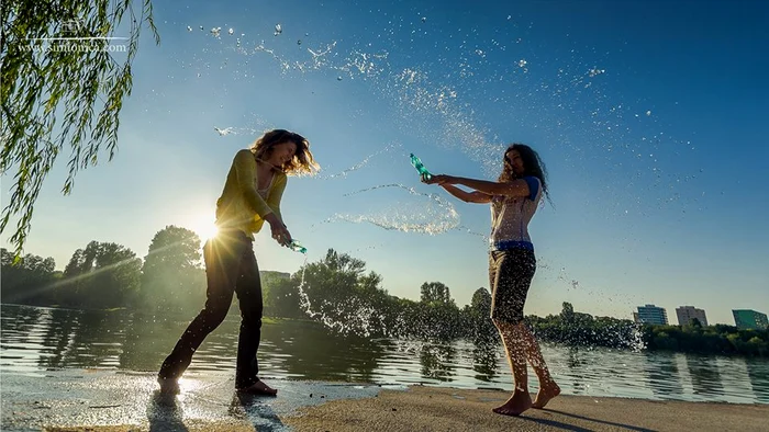 Bătaia cu apă e o nouă metodă de joacă şi de comunicare între tineri (foto: Mihai Simionică via DeliveringLife)