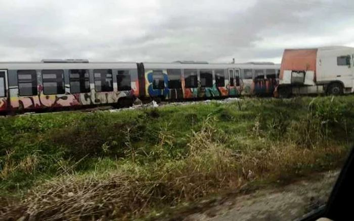 Şoferul TIR-ului nu s-a asigurat la trecerea peste calea ferată FOTO facebook